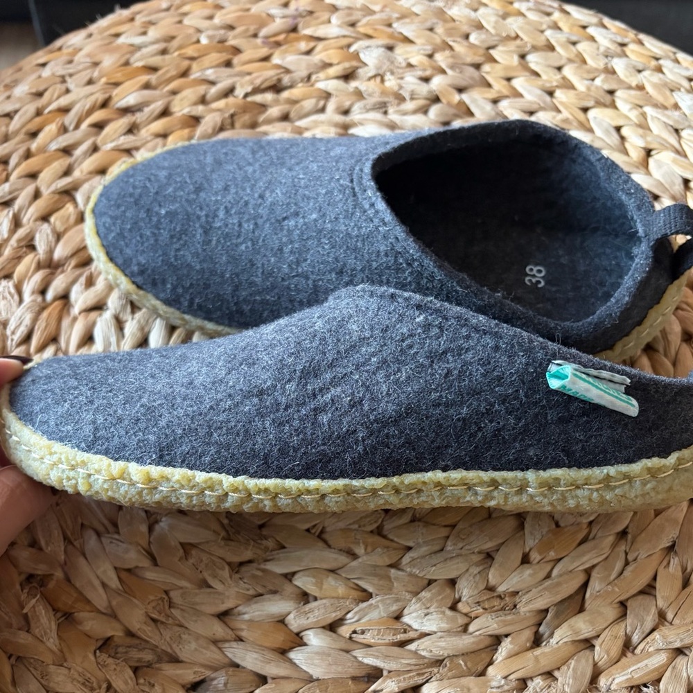 Kyrgies Gray Wool slides